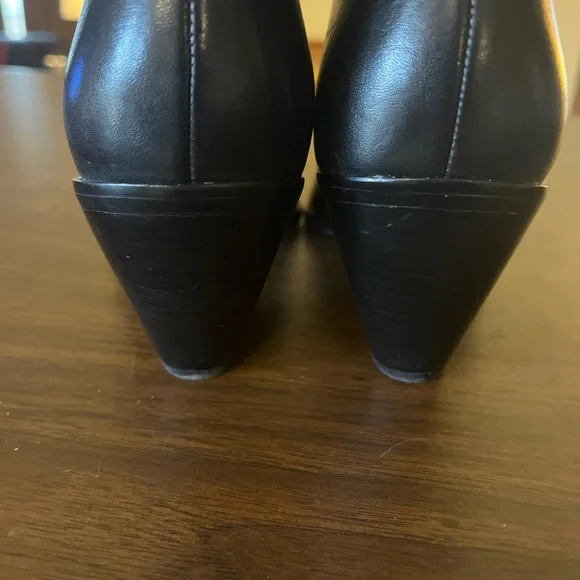 Frye Black Heeled Boots with Sleek Leather Finish - Picture 4 of 8